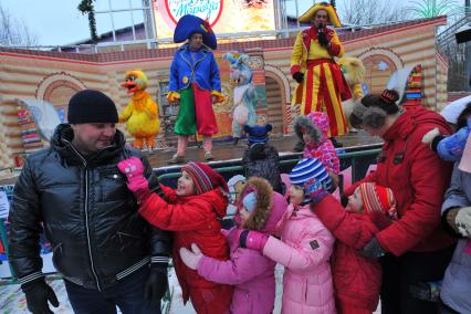 Московская усадьба Деда Мороза в Кузьминках. На снимке:   дети со взрослыми водят хоровод.