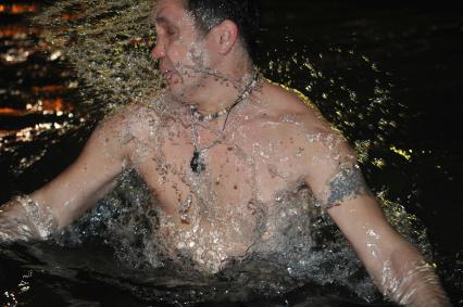 Крещенские купания в Москве. На снимке:  мужчина окунается в  купели.