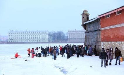 Крещенские купания в Санкт-Петербурге. На снимке: люди стоят у проруби в Неве у Петропавловской крепости.