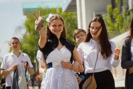 выпускники во время празднования последнего звонка в Екатеринбурге.