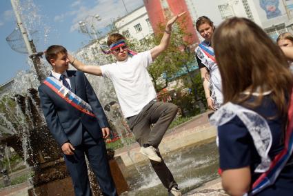 выпускники фотографируются у фонтана во время празднования последнего звонка в Екатеринбурге.