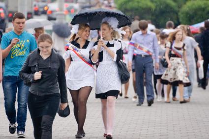 выпускницы попали под дождь во время празднования последнего звонка. Набережная Исети в Екатеринбурге.