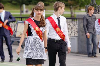 выпускники во время празднования последнего звонка. Набережная Исети в Екатеринбурге.