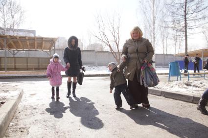 Родители введут детей в детский сад