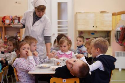 дети кушают в детском саду