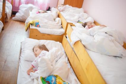 дети спят в спальне детского сада, во время сончаса