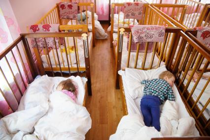 дети спят в спальне детского сада, во время сончаса