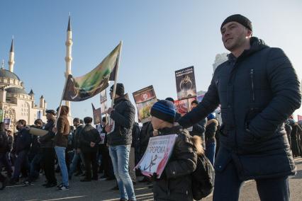 Митинг в Грозном против карикатур на пророка Мухаммеда, которые рисует франзуский журнал \"Шарли Эбдо\".