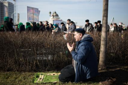 Митинг в Грозном против карикатур на пророка Мухаммеда, которые рисует франзуский журнал \"Шарли Эбдо\". Мероприятие завершилось массовым намазом.