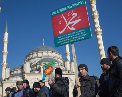 Митинг в Грозном против карикатур на пророка Мухаммеда, которые рисует франзуский журнал \"Шарли Эбдо\".