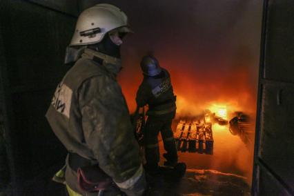 Пожарные тушат огонь на складе электронной техники в Краснодаре.