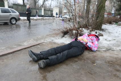 Донецк. Последствия обстрела украинской армии остановки общественного транспорта в Ленинском районе. На снимке: убитая жительница.