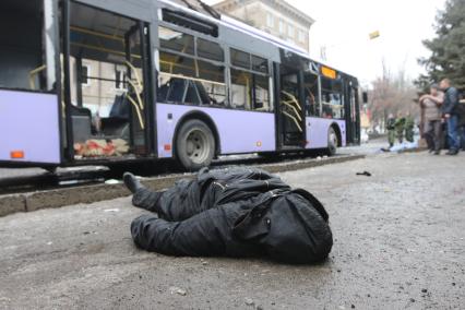 Донецк. Последствия обстрела украинской армии остановки общественного транспорта в Ленинском районе. На снимке: убитые жители.