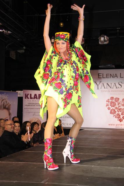 Диск48. Дефиле YanaStasia presented by ELena Lenina. 2010 год. На снимке: актриса Эппле Жанна