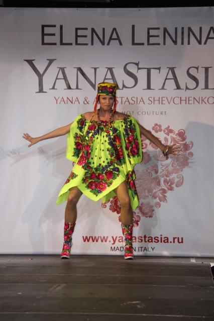 Диск48. Дефиле YanaStasia presented by ELena Lenina. 2010 год. На снимке: актриса Эппле Жанна