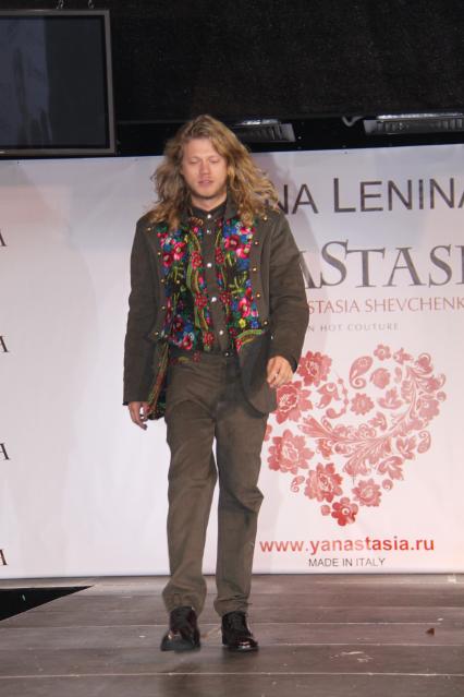 Диск48. Дефиле YanaStasia presented by ELena Lenina. 2010 год. На снимке: участник группы ЧЕЛСИ Архипов Роман