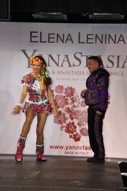 Диск48. Дефиле YanaStasia presented by ELena Lenina. 2010 год. На снимке: актриса Бледанс Эвелина и боксер Дзю Константин