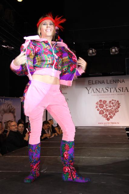 Диск48. Дефиле YanaStasia presented by ELena Lenina. 2010 год. На снимке: участница группы ЛИЦЕЙ Макаревич Анастасия