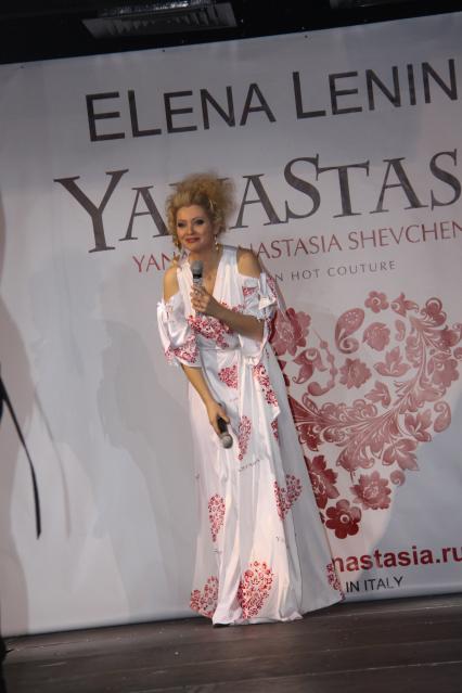 Диск48. Дефиле YanaStasia presented by ELena Lenina. 2010 год. На снимке: писательница Ленина Елена