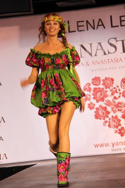 Диск48. Дефиле YanaStasia presented by ELena Lenina. 2010 год. На снимке: участница группы ЧИ-ЛИ Забияка Ирина