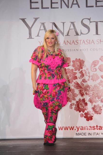 Диск48. Дефиле YanaStasia presented by ELena Lenina. 2010 год. На снимке: певица Гулькина Наталья