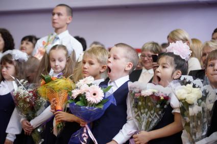 дети с букетами цветов на школьной линейке 1 сентября.