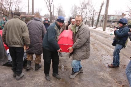 Донецк. Передача тел украинских военных, погибших в аэропорту. На снимке: украинские военнопленные несут гробы с телами погибших украинских солдат.