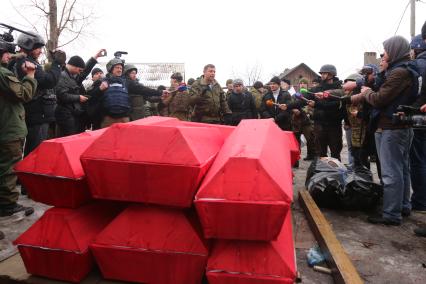 Донецк. Глава ДНР Александр Захарченко (в центре) во время 
отпевания и передачи тел украинских военных, погибших в аэропорту.