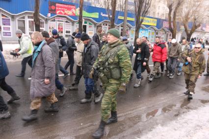 Донецк. Украинские военнопленные идут под конвоем по городу.