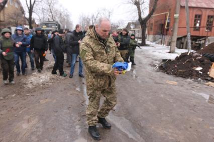 Донецк. Передача тел украинских военных, погибших в аэропорту. На снимке: украинский полковник держит флаг Украины, переданный ему Захарченко из здания Донецкого аэропорта.