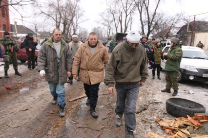 Донецк. Украинские военнопленные идут под конвоем по городу.