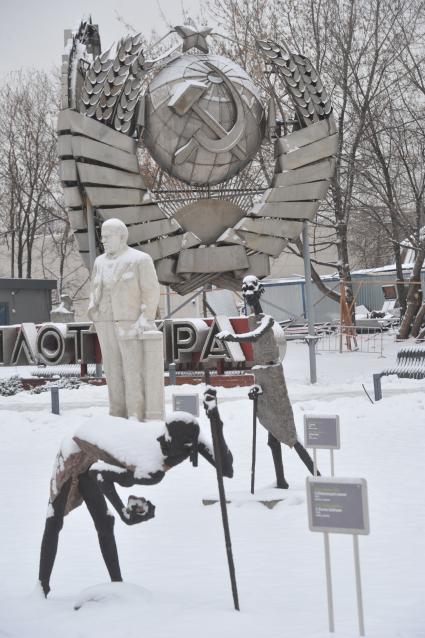 Парк искусств `Музеон` в Москве. На снимке:  памятник В.И. Ленину и герб СССР.