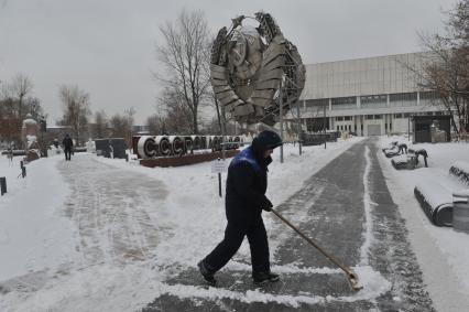 Парк искусств `Музеон` в Москве. На снимке: стелла и герб `СССР