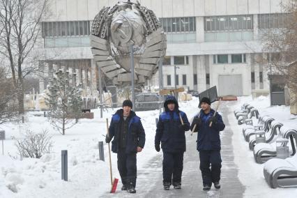 Парк искусств `Музеон` в Москве. На снимке: дворники