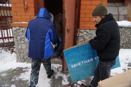 Сотрудник Екатеринбургского зоопарка заносит зачетную книжку в вольер к белому медведю Умке, в день его рождения совпавшим с днем студента