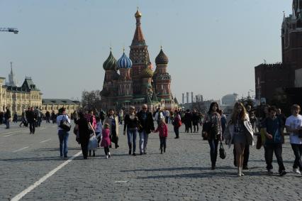 Люди гуляют по Красной площади.