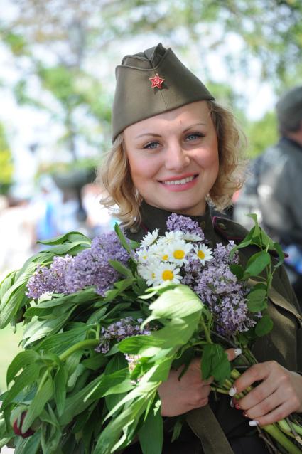 Севастополь. День Победы. На снимке: девушка в военной форме времен Великой Отечественной войны.