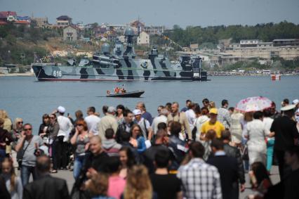 Севастополь. День Победы. На снимке: малый ракетный корабль на воздушной подушке `Самум` Черноморского флота РФ.