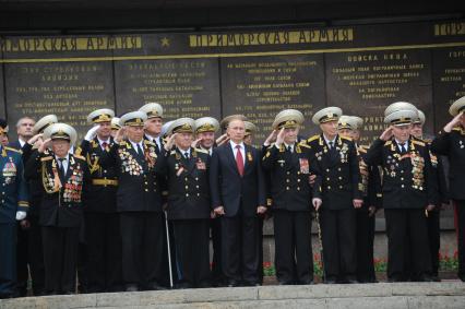 Севастополь. День Победы. На снимке: президент РФ Владимир Путин (в центре) во время военно-морского парада в бухте Севастополя.