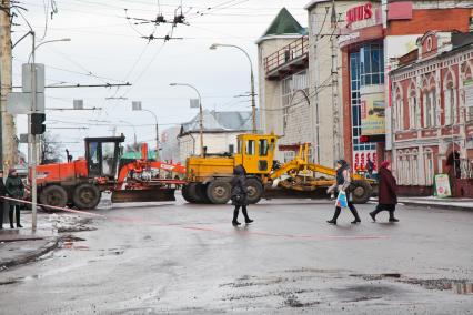 Улица, перегорожденная снегоочистительной техникой