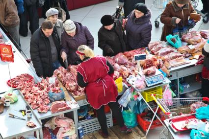 Покупатели выбирают свежее мясо