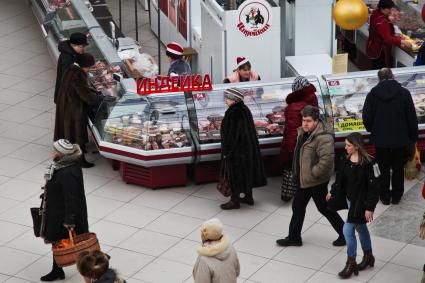 Прилавок с мясом индейки на рынке