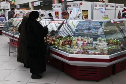 Женщины выбирают продукты на рынке