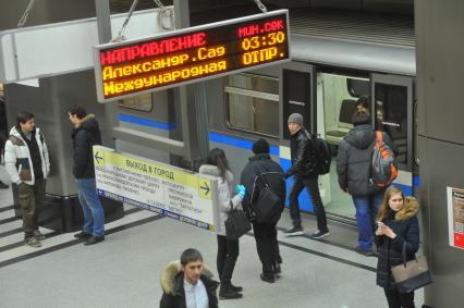 Электронное информационное табло с отсчетом обратного времени на станции метро `Выставочная`.