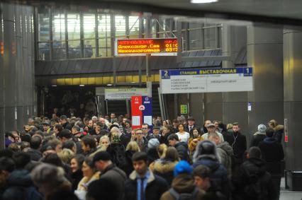 Электронное информационное табло с отсчетом обратного времени  на станции метро `Выставочная`.