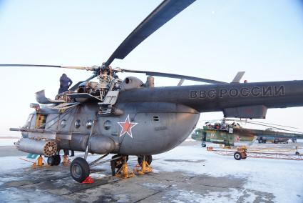 техники проводят техническое обслуживание вертолетов Ми-8 войсковой части ВВС в Каменске-Уральском, после полетов на учебное  воздушное минирования