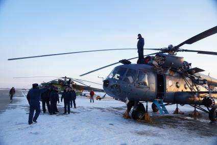 техники проводят техническое обслуживание вертолетов Ми-8 войсковой части ВВС в Каменске-Уральском, после полетов на учебное  воздушное минирования