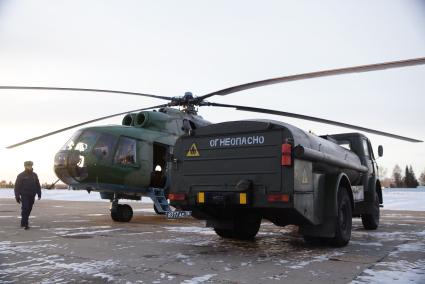 Вертолеты Ми-8 на взлетно-посадочной полосе войсковой части ВВС а Каменске-Уральском, перед началом учебного, воздушного минирования