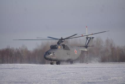 тяжелый транспортнй вертолет Ми-26 заходит на посадку на взлетно-посадочной полосе войсковой части ВВС под Каменск-Уральским