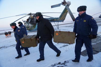 техники несут ящики с боеприпасами для вертолетов Ми-8 войсковой части ВВС в Каменске-Уральском, после полетов на учебное  воздушное минирования